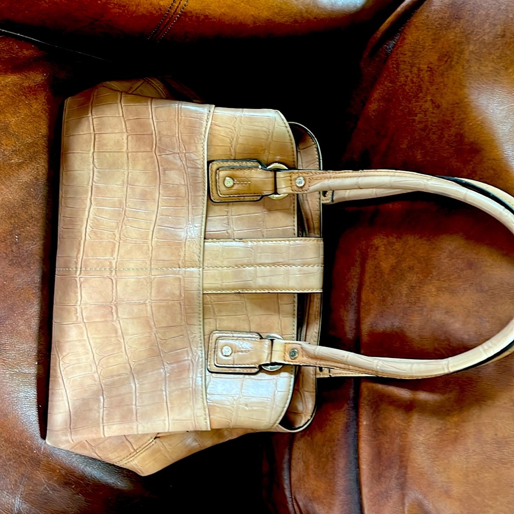 Selling one Liz Clairborne shoulder bag
